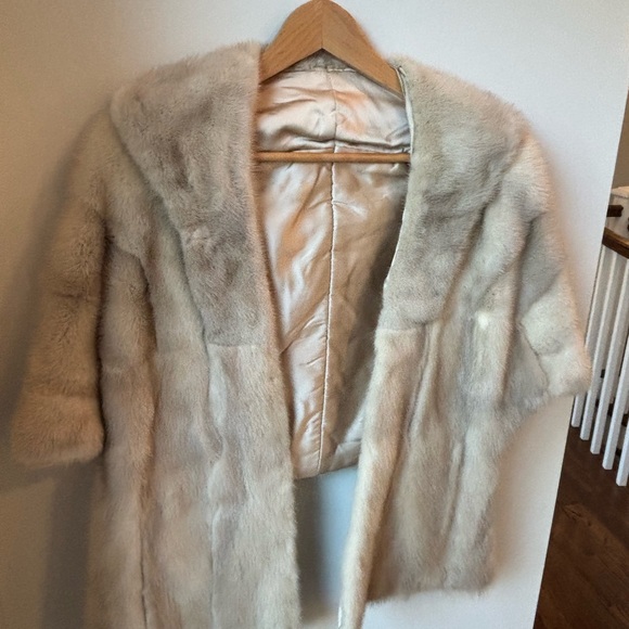 Vintage White Mink Shawl - Picture 9 of 9